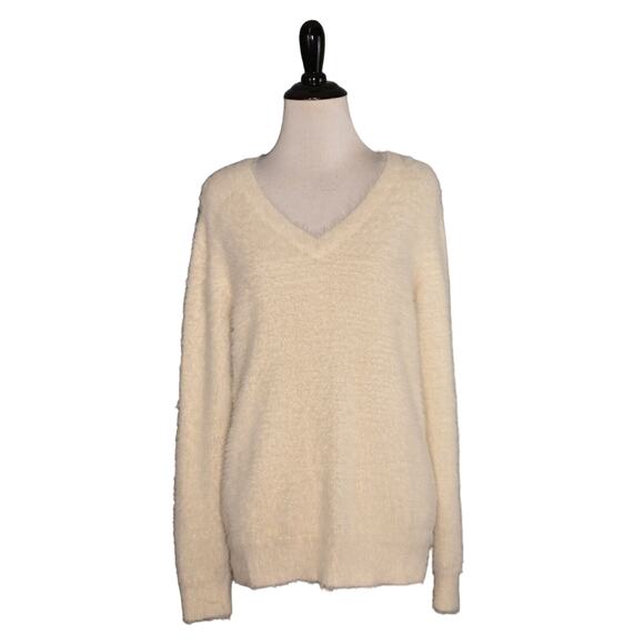 G.I.L.I. NEW $59 Long‎ Sleeve V-Neck Eyelash Knit Sweater in Ivory XXS - Picture 2 of 3